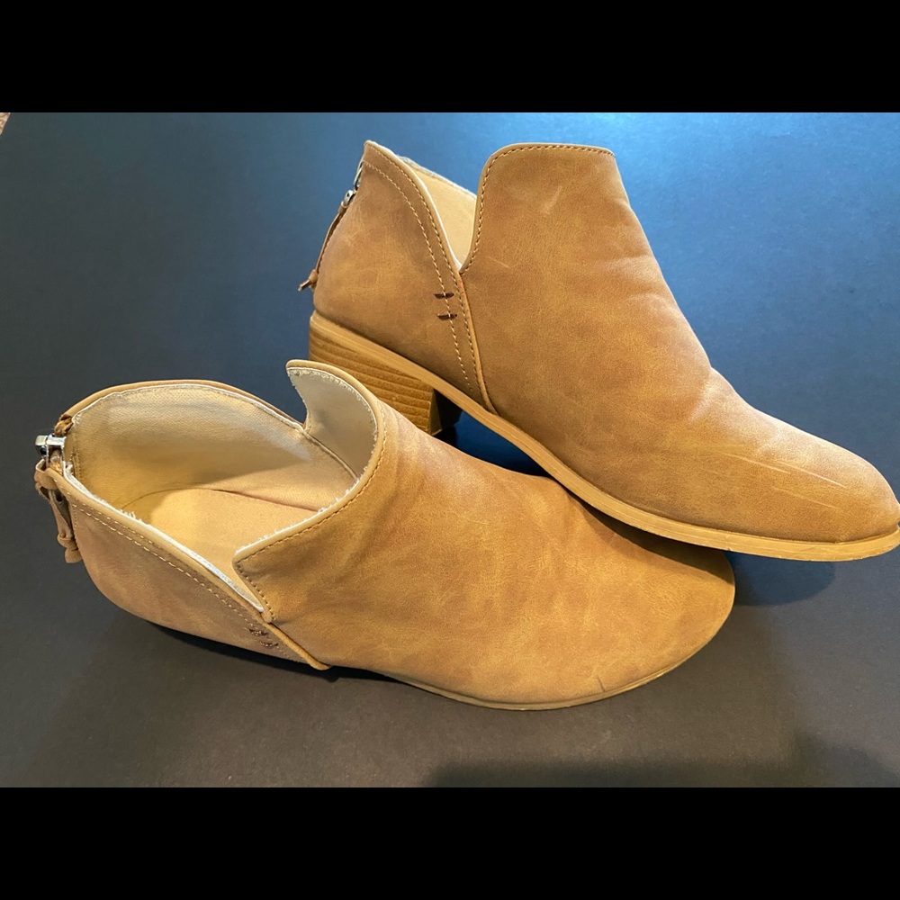 Tan size 8 women’s short boot